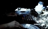 DJ Armin scratcht